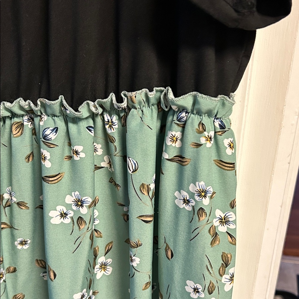 Black and Green Floral Tiered Dress 3x - Picture 3 of 4